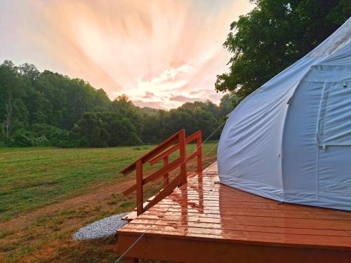 Ruby Otro | Starlit Riverfront Glamping Suite AC, WiFi, Games