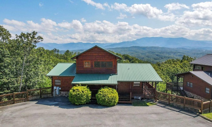 Gatlinburg - Pigeon Forge Complejo | Starr Crest Lodge is a gorgeous four-bedroom cabin located in Starr Crest Resort
