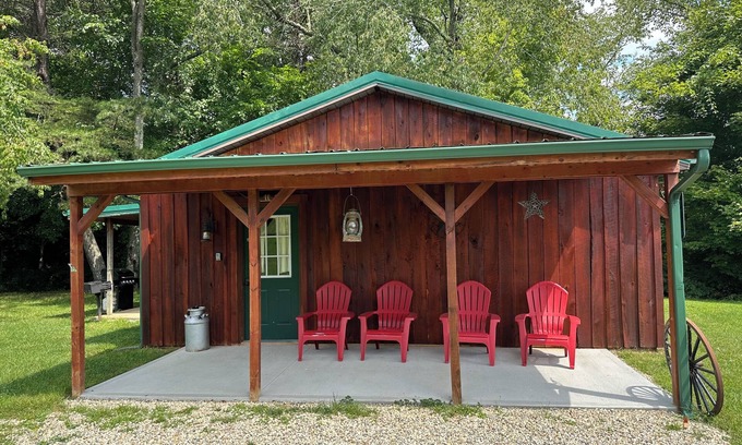 Logan Cabina | Starr Valley Cabin is a 2 Bedroom Cabin 1/2 mile to Old Mans Cave State Park