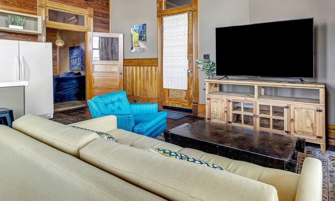 Downtown Apartamento | Starry Night: Dwntwn Bryan on Main St, 2nd Flr, King Bed
