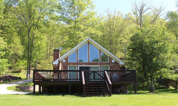 Grassy Creek Cabaña | Riverside Escape - Cottage con encanto w / Fire Pit, WIFI, cubierta espaciosa, y mucho más!