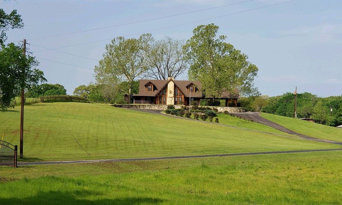 Buffalo Otro | Stately Loghouse w/Private Hot Tub, and Fishing Pond on 90 Acre Ranch