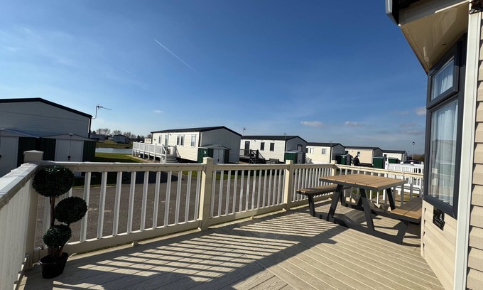 Alford Cabina | StaticHomeSleeps6-Lakeview-PetsOK-Balcony-Parking