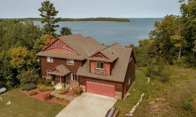 Walker Casa | Stay 4 for 3! Spacious Leech Lake Home on 2 Acres, Boat Lift, Swim