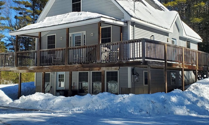 Greenwood Chalet De Esquí | Stay a while at Chalet-A-While!! Brand new hot tub and minutes to ski resorts!!