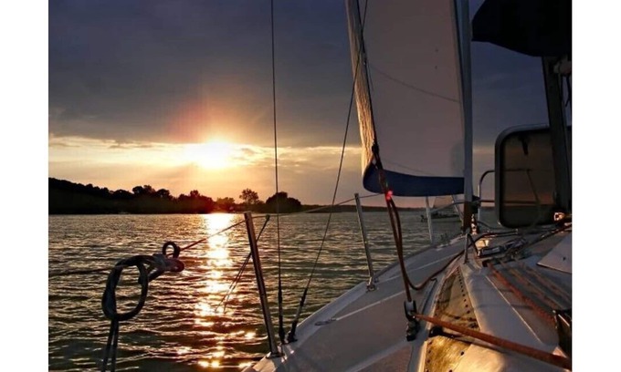 North Carolina Coast Alquiler De Eote | Manténgase a bordo de nuestro yate de vela privado de 40 pies con 2 cabinas: resbalón privado y aire acondicionado.