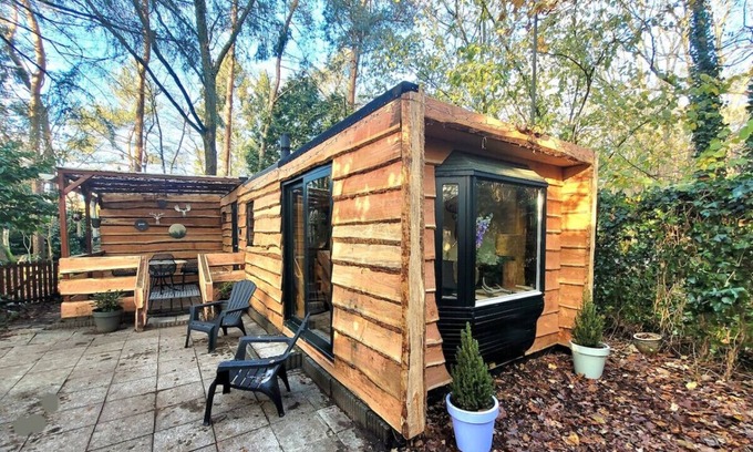 Hattemerbroek Cabina | Stay amidst nature in the Hunter's Cabin
