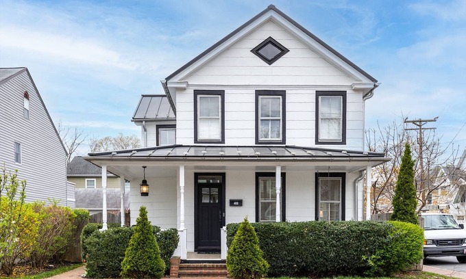 Annapolis Casa | Stay "Around the corner" from Annapolis hot spots with new King bed, fenced-in yard and parking