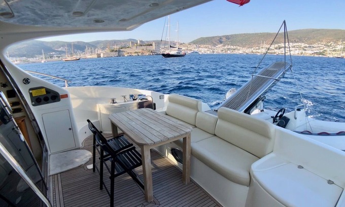 Bodrum City Center Alquiler De Eote | Hospédese en un hermoso yate Princess 52 Fly 2017 en Bodrum 3 cabinas para 6 personas