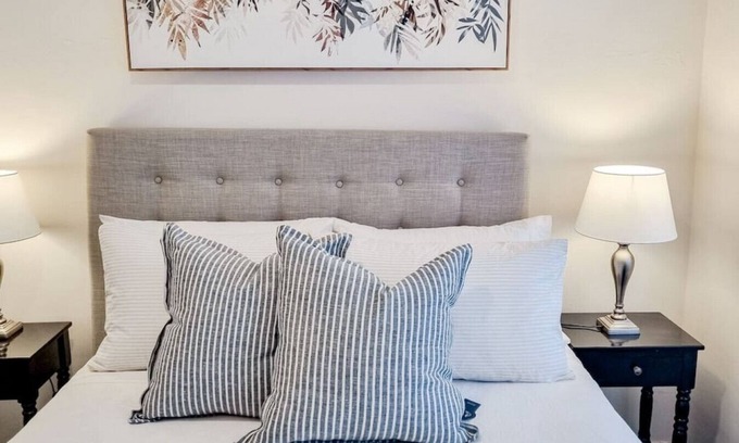 Turvey Park Casa | Stay at Beauty Point Wagga 5bdr 2bth magical views