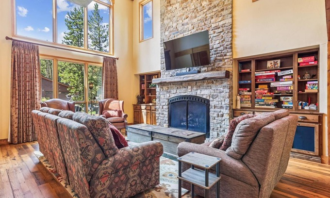 Trafalgar Casa | Stay at Friendly Fox Chalet, a large pet friendly home in a great location.