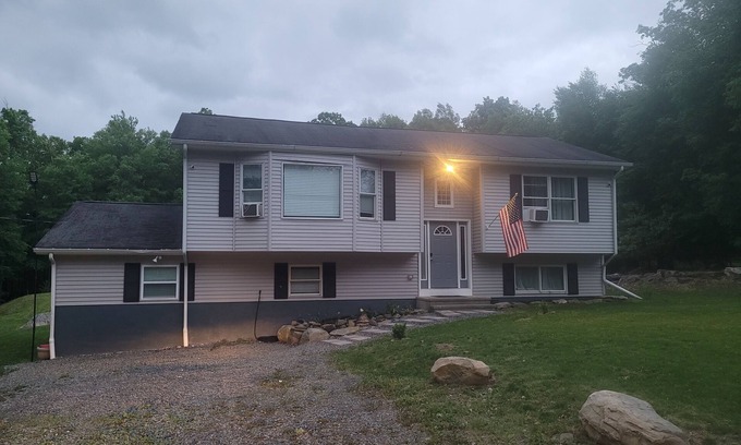 East Stroudsburg Casa | Stay at Red Squirrel, 4-bedroom house with AC in East Stroudsburg