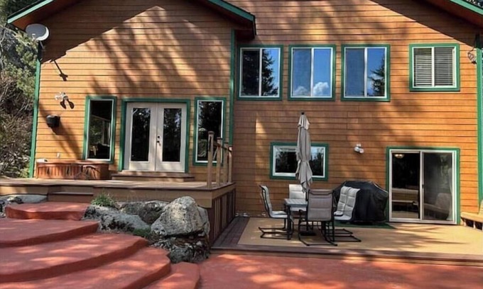 Sandpoint Casa | Stay at The Hideaway, a spacious home on a secluded, wooded acre in in Sandpoint