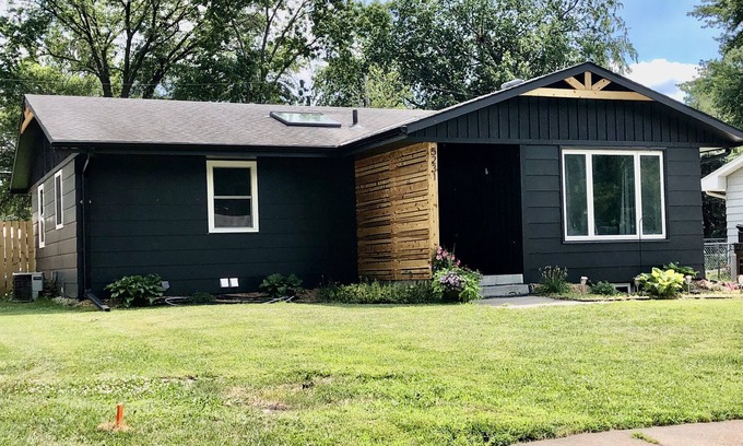 Lincoln Casa | Stay at the Lazy Llama House with Self Check-In