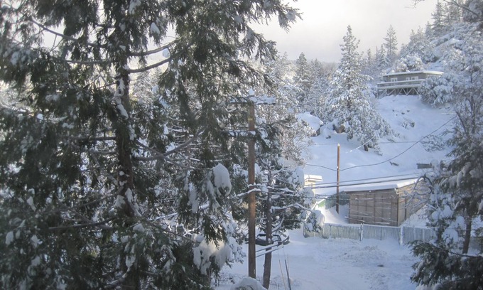 Arrowbear Lake Cabina | Stay at this centrally located mountain home!