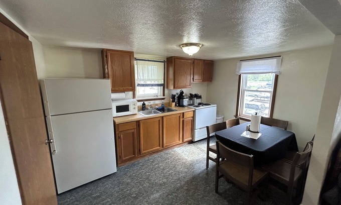Gypsum Apartamento | Stay at this Port Clinton guest unit w/boat/trailer parking & plug in, AC, WiFi!