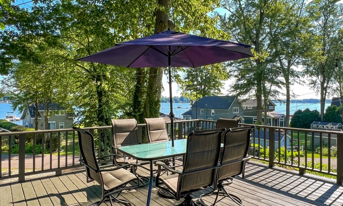 Paw Paw Lake Casa | Stay at Canopy Cabin, a Lakeview Retreat