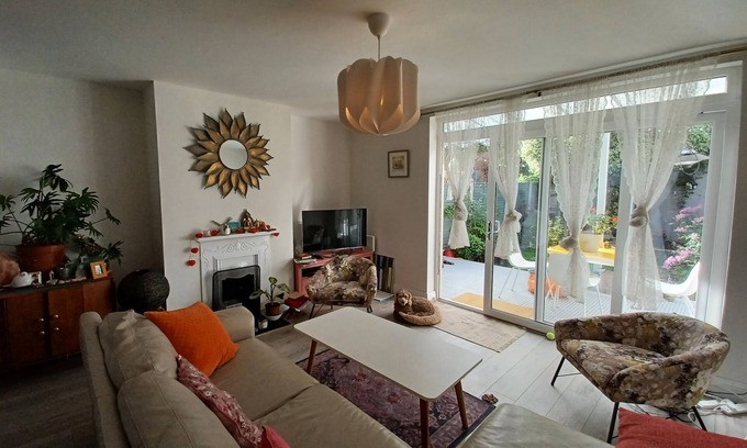 Dublin Casa | Stay at Yogis Luxury 3 bed House Dublin City Centre..Location is Superb!
