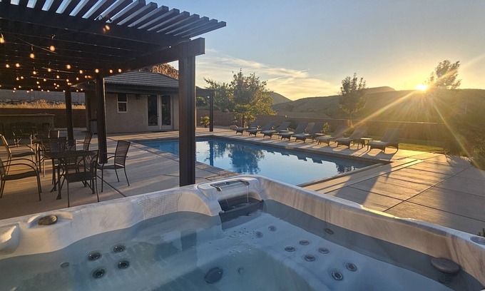 La Verkin Casa | ZION Escape! ¡Tu propia CASA PRIVADA con PISCINA PRIVADA y Jacuzzi!