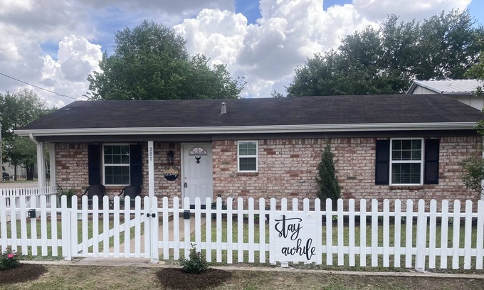 Willis Casa | Stay Awhile. Best extended stay. House with a king suite and fenced yard.