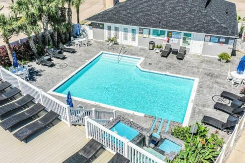 Galveston Casa | Stay Awhile Condo Minutes to Beach with Pool