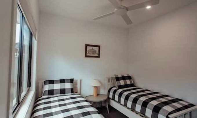 Booragul Casa | Stay by the lake! 2 bedroom granny flat