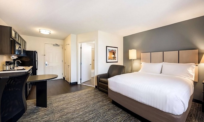North Arlington Complejo | Stay Close to Arlington Museum of Art! 2 Pet-friendly Suites with Full Kitchens!