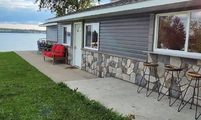 Central Alberta Casa | Stay for a while & live the lake front life-style!
