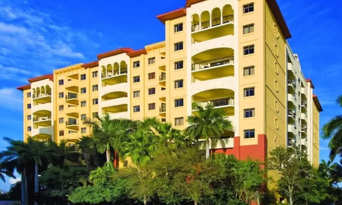 Pompano Beach Complejo | Stay Here & You'll Leave an Aquaholic!