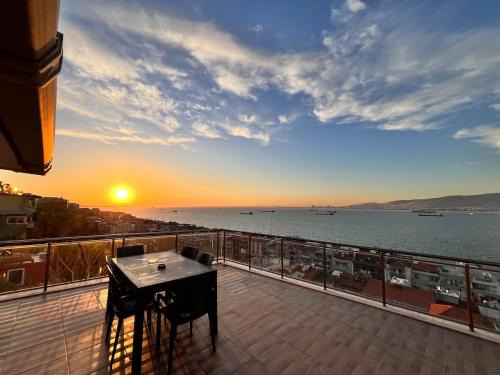 Konak Apartamento | Stay in a House with Sea View in Historical Elevator Mansion