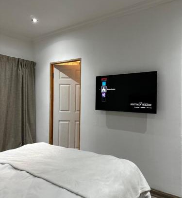 Weltevredenpark Casa | Stay In Carlazo - Unlimited WiFi, Solar backup