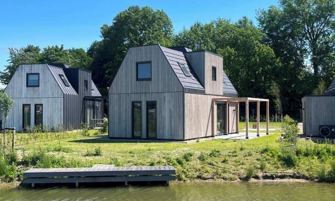 Oude-Tonge Casa | Stay in comfort in this modern, recently built holiday home with a beautiful view of the water from