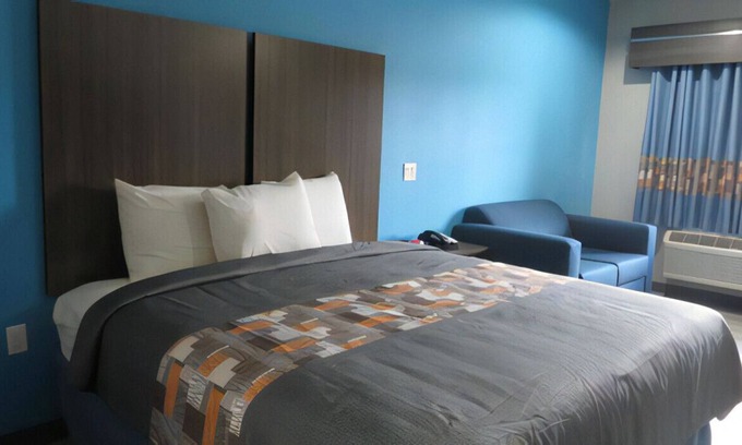 Willowbrook Casa | Stay in Contemporary Room w/ Homelike Amenities