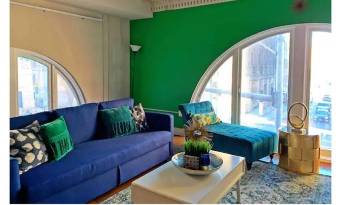 Inner Harbor Condominio | Stay in Downtowns 1st Skyscraper w/ Pool table & Gym