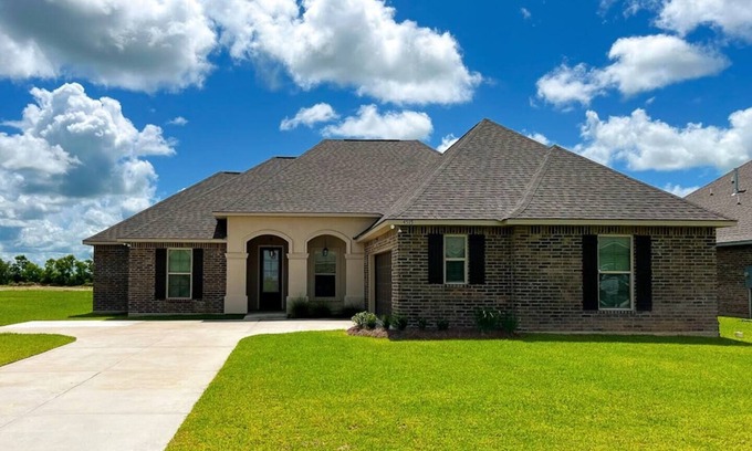 Lake Charles Casa | Stay in luxury and comfort during your next work contract or vacation at the Bellview Bungalow.