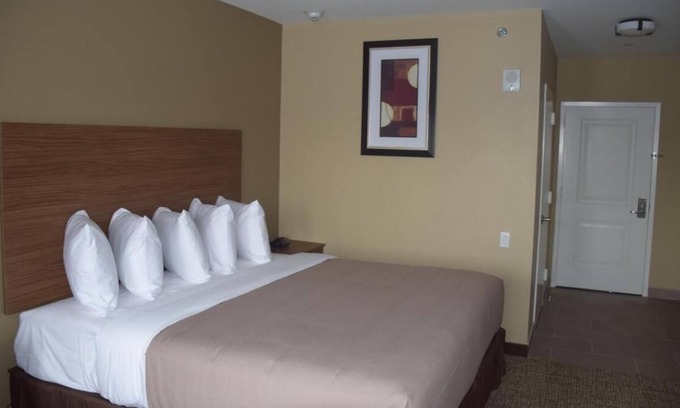 Queens Casa | Stay In NYC For A Bargain! Enjoy A Wonderful View Of The City From Your Window