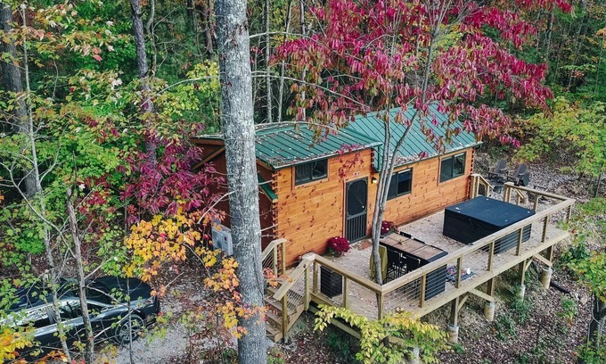 Campton Cabina | Hot tub, secluded, private lake access, pet friendly