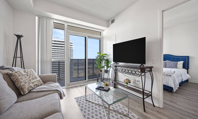 Vaughan Apartamento | Stay in the heart of downtown Vaughan in this modern one-bedroom condo