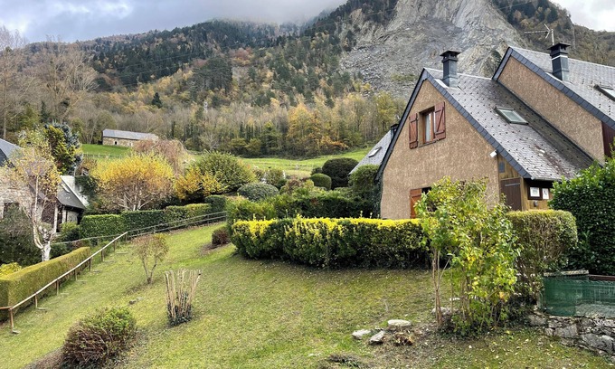 Esterre Chalet De Esquí | Stay in the heart of the mountains cosy chalet just a stone's throw from the ski resorts