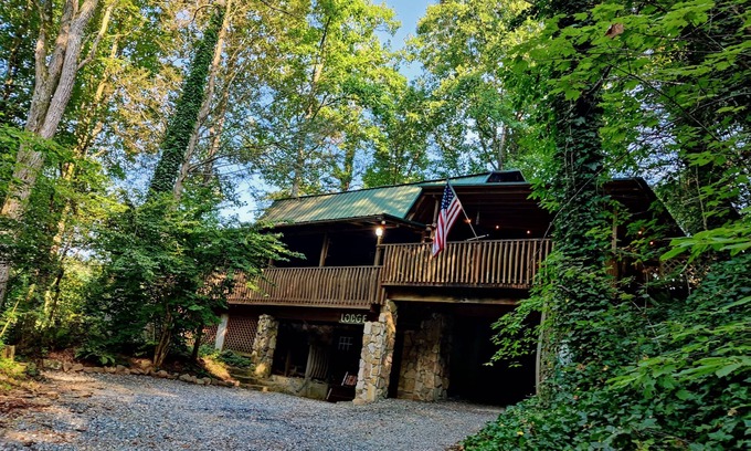 Cherokee Cabina | Stay in the Treehouse Lodge! Hot tub, game room, fire place, wrap around porch!