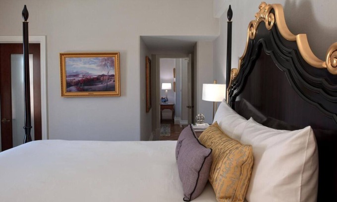 Historic Hill Apartamento | Stay Minutes Away from Château-sur-Mer! Indoor Pool, Onsite Parking and Gym!