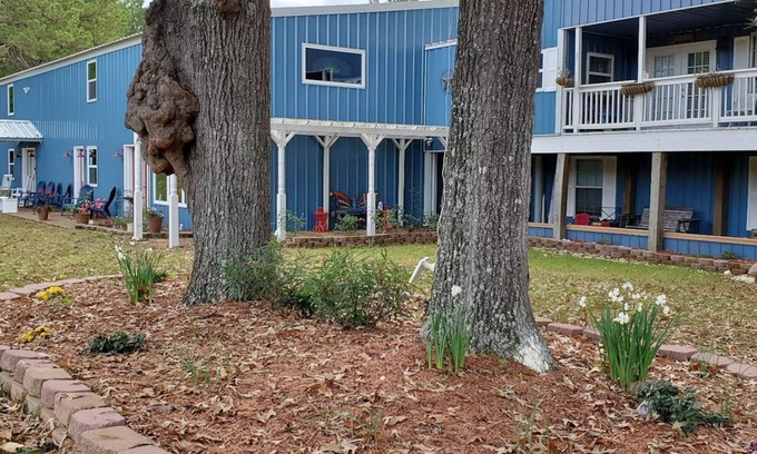 Crockett Apartamento | Stay 'n' Play Upstairs 2 Bedroom Apartment 1/4 mile from Houston County Lake