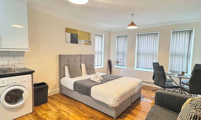 Stanwell Apartamento | Stay Near Heathrow! Pristine, Convenient & Only 5 Mins to the Terminals