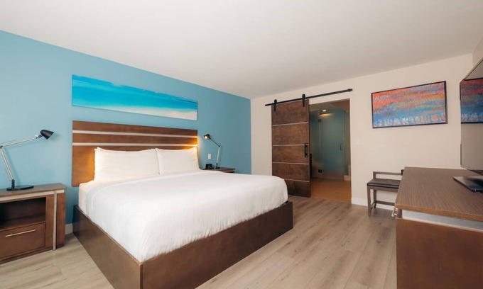 Harbor Hotel | Stay Near The Bustling Port of Long Beach | Amazing Hotel w/ Heated Pool