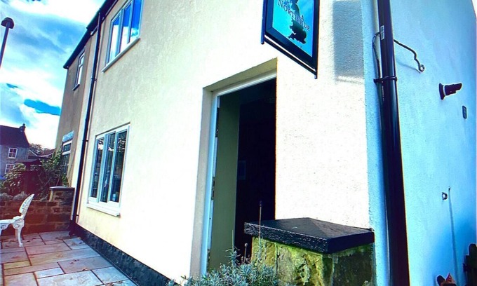 Newton Aycliffe Cabaña | Stay Northside: Luxury Cottage, Log Burner & Pub