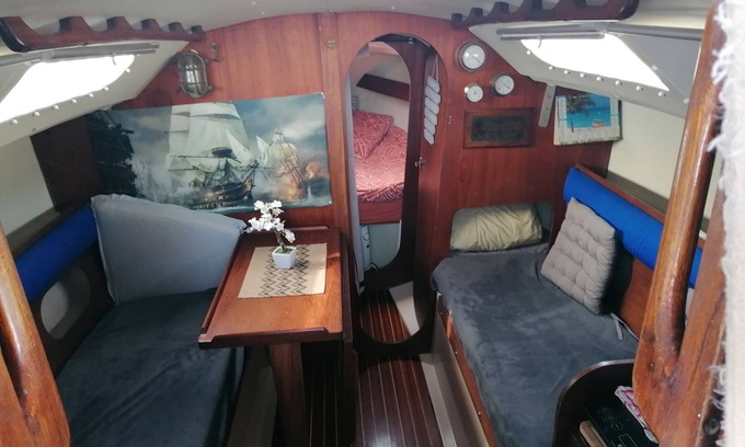 Saint-Raphael Alquiler De Eote | Stay on a charming sailboat at the quayside.
