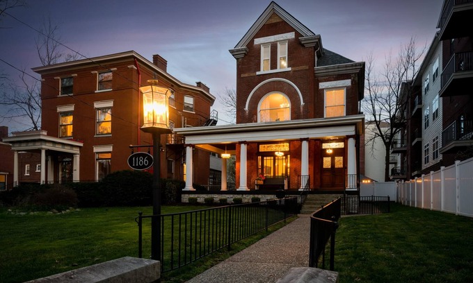 Highlands Casa | Stay on Broadway - Sleeps 10, Hot Tub, Walkable!