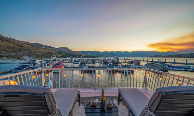 Chelan Alquiler De Eote | Stay ON Lake Chelan with amazing views | Stationary 1 Bed houseboat