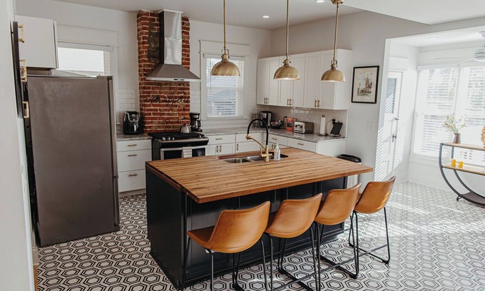 Hanover Place Casa | Stay on Main - Large Home Near Plaza, Westport & Downtown