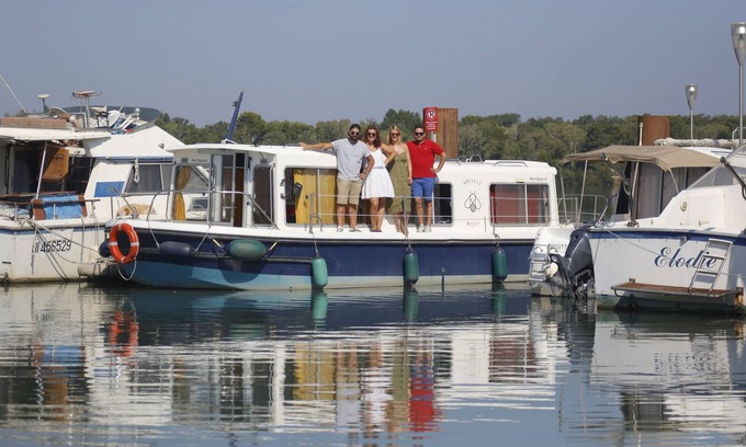 Vallabregues Alquiler De Eote | Permanecer en el agua en Provenza en una pequeña barcaza